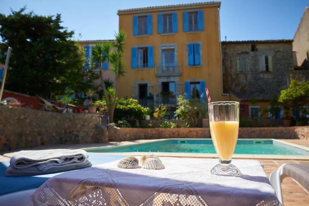 Breakfast by the pool